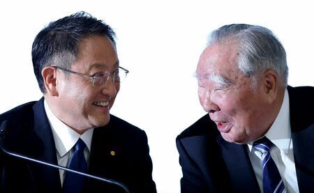 トヨタ自動車の豊田章男会長（左）と故・鈴木修氏（右）＝2016年撮影（写真：ロイター/アフロ）