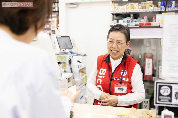 笑顔で接客する田巻さん。一緒に働く薬剤師さんは、田巻さんより1歳上だそう　撮影／矢島泰輔