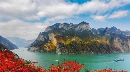 重慶市巫山県の景色（提供写真、資料写真）。