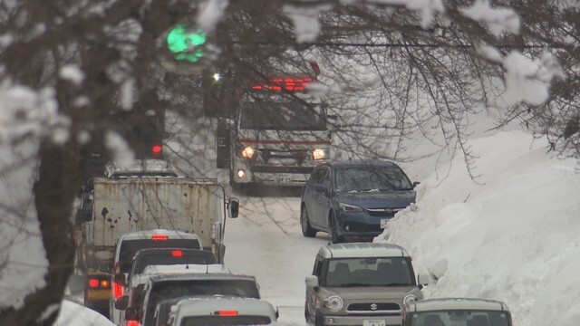 雪で道幅が狭くなり救急車がスムーズに通行できない場面も（6日午前　青森市）