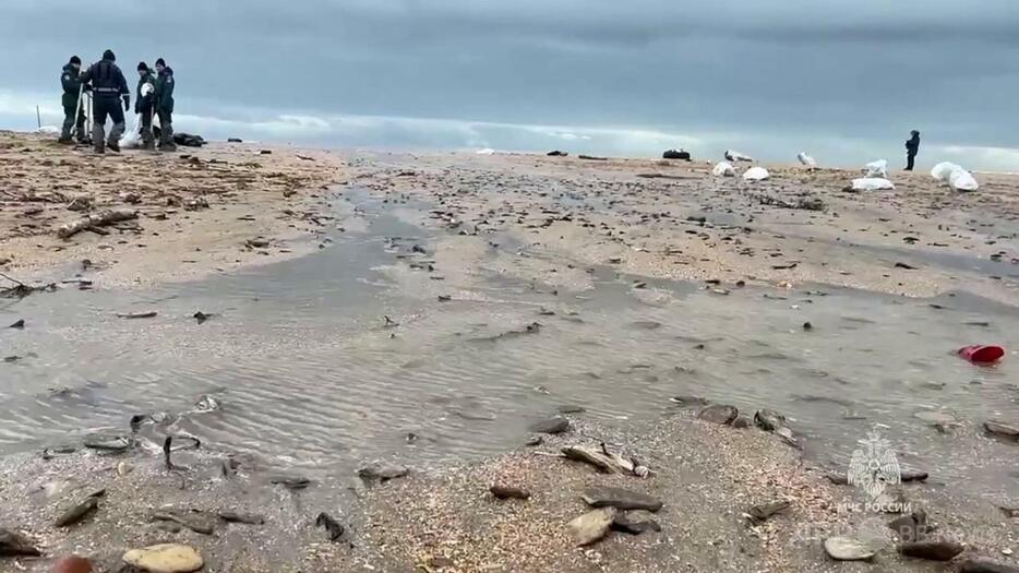 ケルチ海峡で先月発生したタンカー2隻による事故で流出した重油を処理する作業員。ロシア非常事態省提供映像からの静止画像（2024年12月17日撮影）。【翻訳編集】 AFPBB News