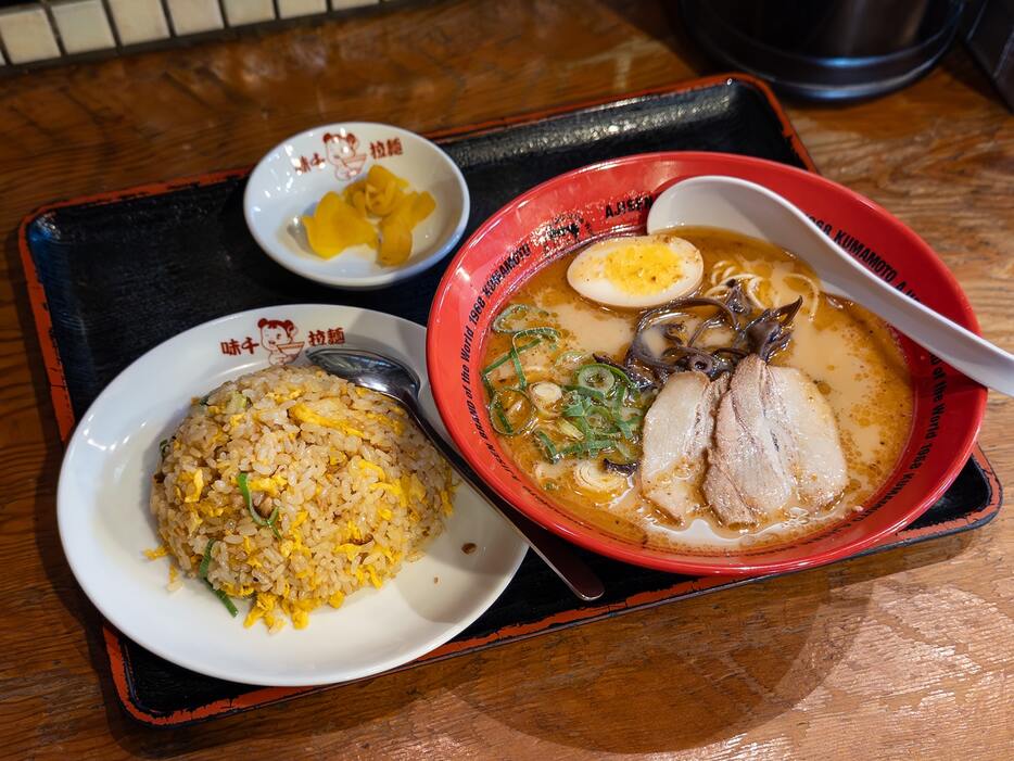 世界15ヶ国で展開！熊本生まれの世界の味「味千ラーメン」の半チャーハンセットに大満足＆大満腹