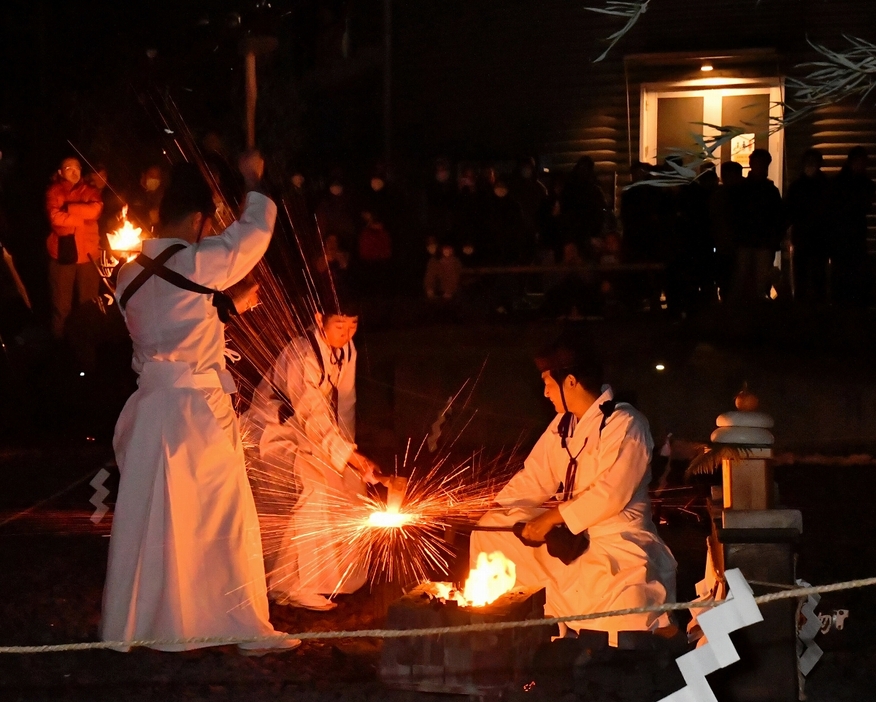 火花を散らし、鉄を打つ職人＝1月1日午前0時20分ごろ、福井県越前市余川町のタケフナイフビレッジ