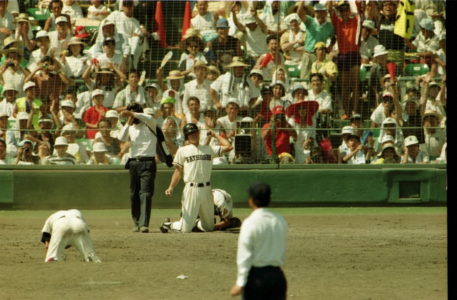 1991年夏の甲子園3回戦・松商学園戦の延長16回、上田佳範にサヨナラ押し出し死球を与えて崩れ落ちる四日市工の投手・井手元健一朗