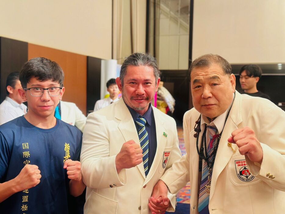 右から中村誠総帥、ダニエル師範と息子のとしおさん