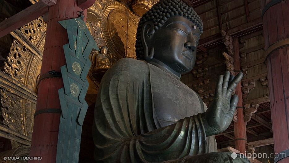 「奈良の大仏さん」と親しまれる盧舎那仏 東大寺蔵　撮影：六田 知弘