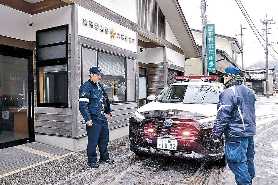 大雪に備えて大谷駐在所に配置された珠洲署員とＳＵＶタイプのパトカー＝珠洲市大谷町