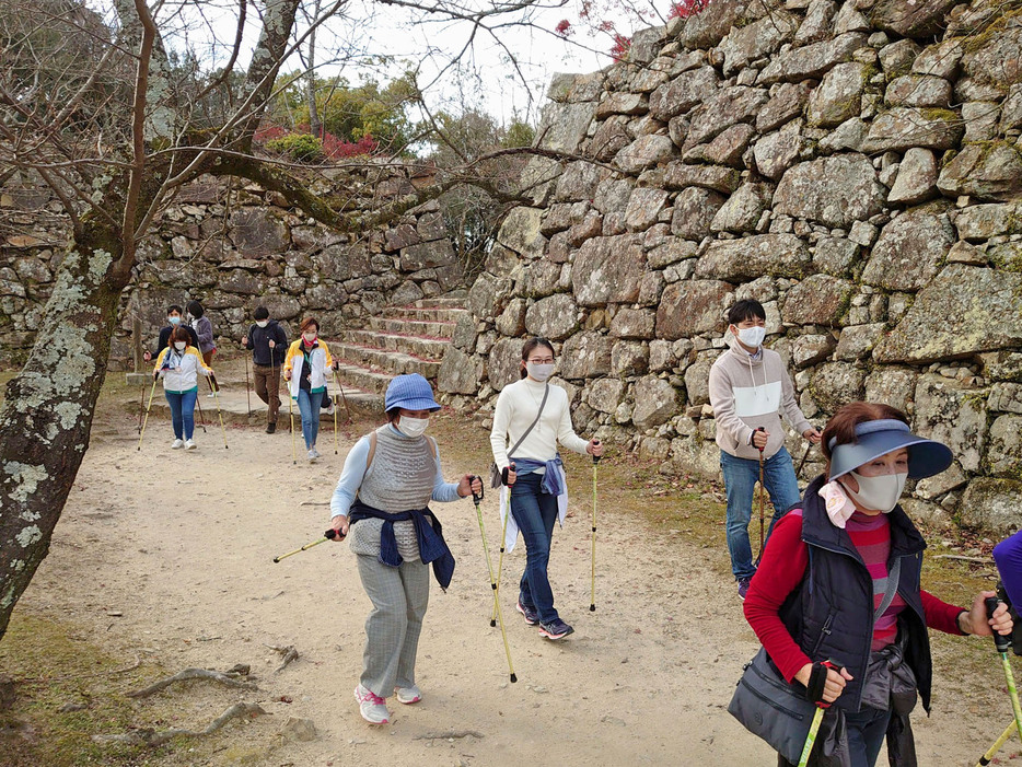 高齢者らが参加したウオーキングイベント＝2020年12月、兵庫県洲本市