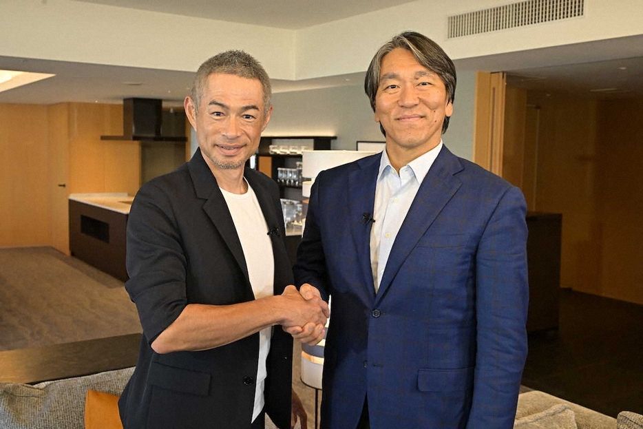 対談し、ガッチリと握手を交わすイチロー氏（左）と松井秀喜氏