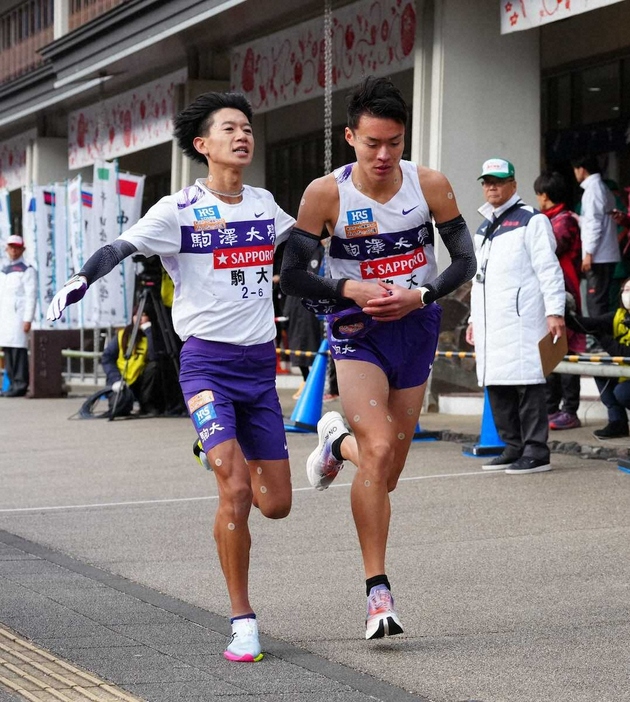 ＜箱根駅伝小田原中継所＞駒大の佐藤（右）（撮影・島崎忠彦）