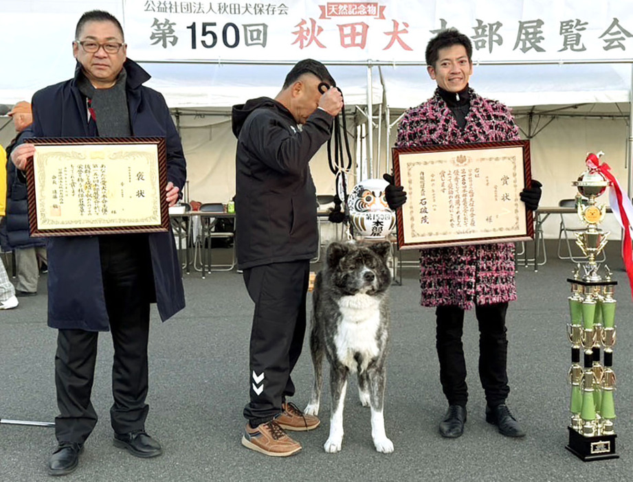 内閣総理大臣賞や秋保名誉章が贈られた三重の大地号と中川さん（右）。左は遠藤敬保存会会長＝群馬県高崎市で