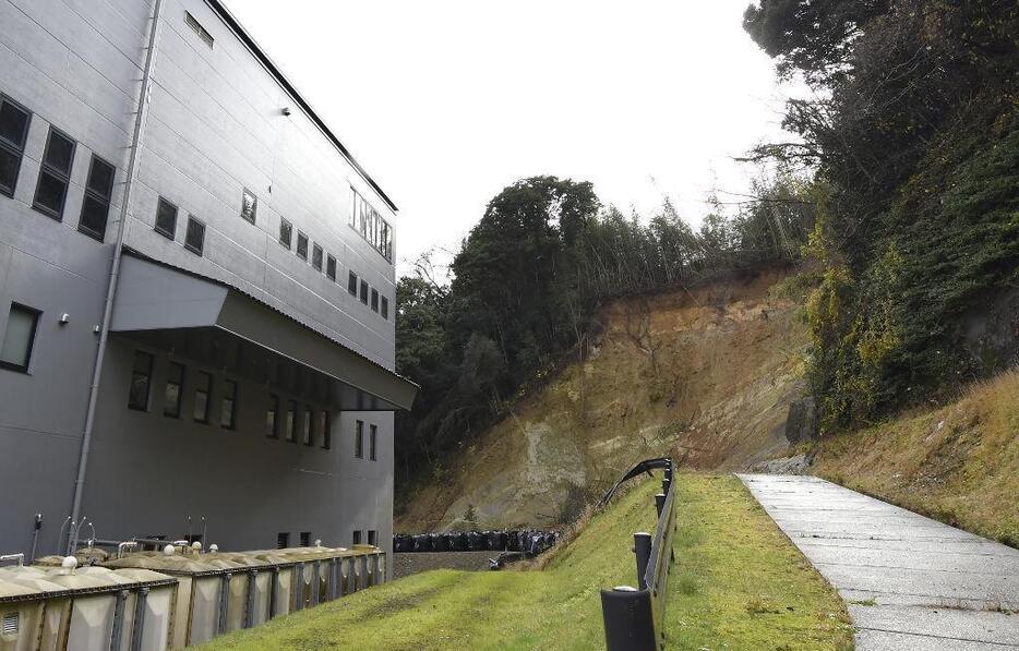 地震で裏山の土砂崩れ（奥）が発生し、宗玄酒造の蔵や社屋は大きな被害を受けた＝2024年12月中旬、石川県珠洲市（写真部・二神亨）