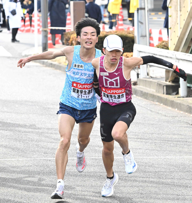 　箱根駅伝で関東学生連合の９区として福本（右）にタスキをつないだ古川大晃（東大院）＝２０２５年１月３日