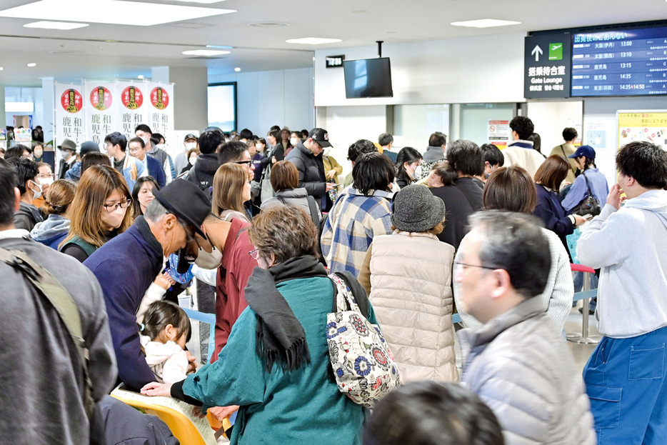 帰省客らで混雑する奄美空港の保安検査場前＝4日、鹿児島県奄美市笠利町