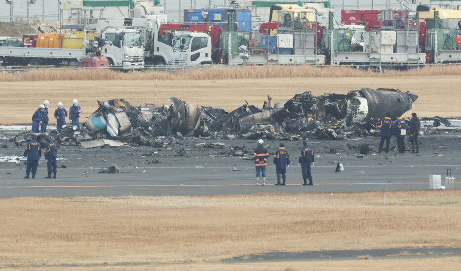 日本航空と海上保安庁の航空機が衝突した現場周辺を検証する警視庁の捜査員ら＝２０２４年１月３日、東京・羽田空港