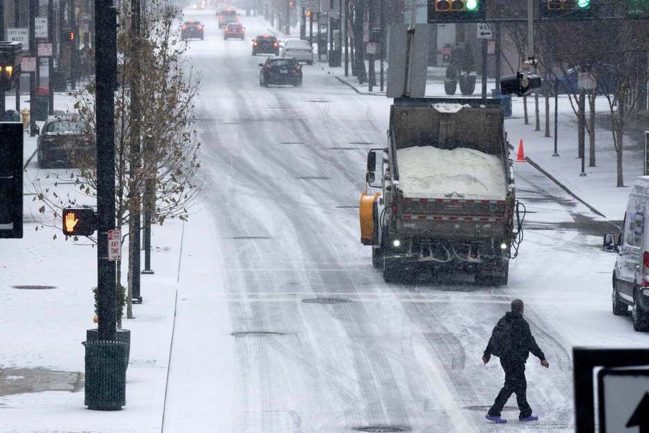 １月５日、米中西部カンザス州から東部ニュージャージー州にかけての十数州で降雪を伴う暴風の警報や注意報などが発令された。同日、オハイオ州で撮影。USA Today Network via REUTERS（２０２５年　ロイター）