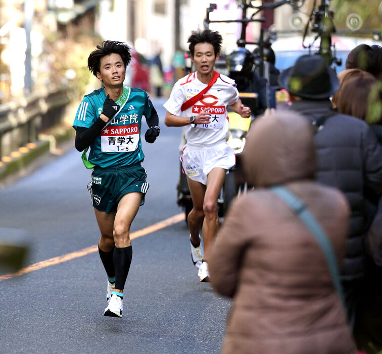 ５区で中大・園木大斗（右）を抜く青学大・若林宏樹（カメラ・小林　泰斗）