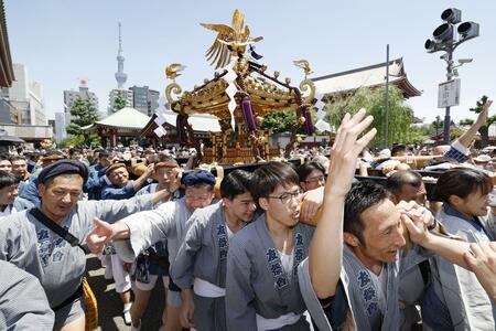 東京台東区・浅草神社の三社祭でみこしを担ぐ人たち。「新陳代謝率」が上位のワケは？（写真：共同通信社）