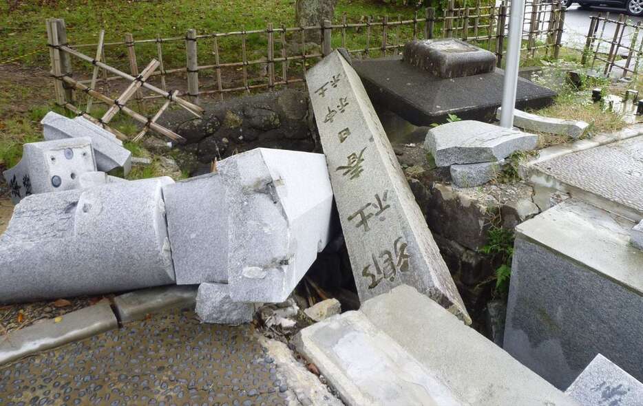 倒壊した春日神社の社号標など＝石川県珠洲市（春日大社提供）