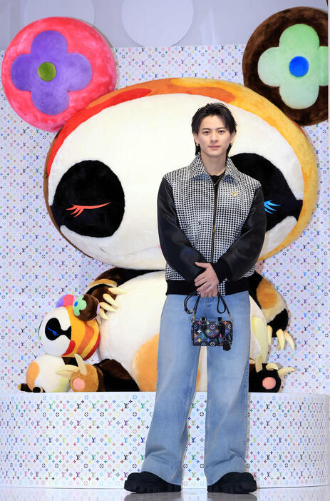 「LOUIS VUITTON×MURAKAMI」のフォトコールに登場したNumber＿iの平野紫耀（撮影・浅見桂子）