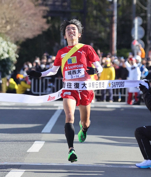 ＜箱根駅伝往路・芦ノ湖ゴール＞7位でゴールする城西大5区・斎藤（撮影・尾崎　有希）