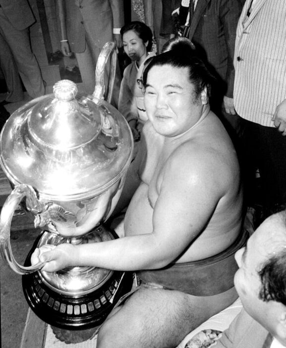 昭和５９年秋場所で優勝し、賜杯を手に笑顔の多賀竜