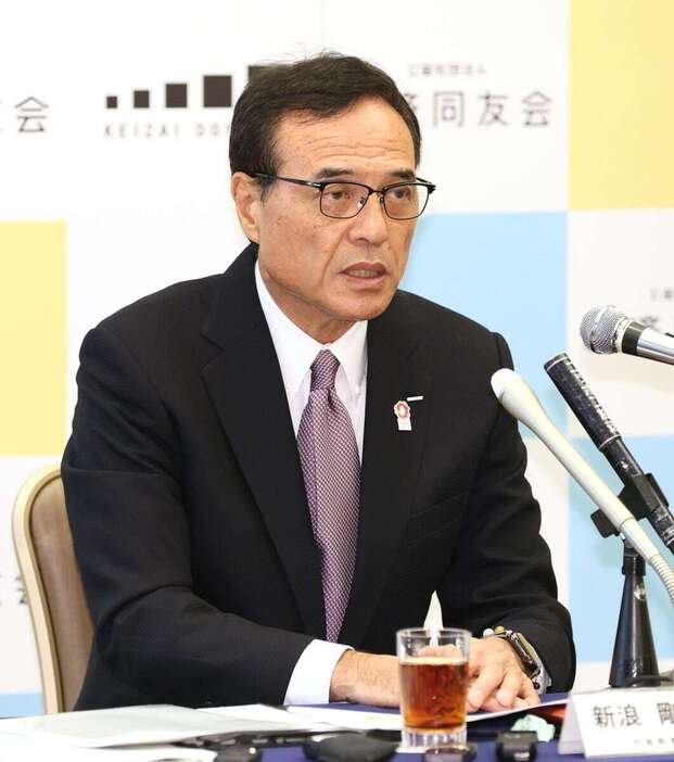 年頭見解会見に臨む経済同友会の新浪剛史代表幹事＝東京都千代田区（斉藤佳憲撮影）