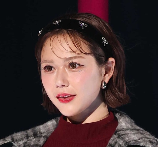 イケメン弟との2ショットを公開した村重杏奈さん＝2024年撮影