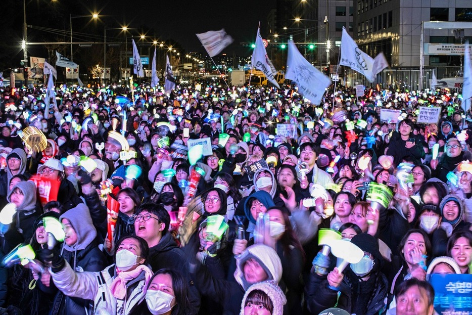 尹大統領の罷免を求めるデモ隊＝2024年12月14日、韓国・ソウル（写真：AFP/アフロ）