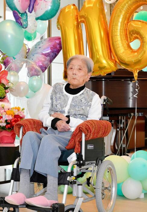 １１６歳の誕生日に祝福を受けた糸岡富子さん＝２０２４年５月、芦屋市内（同市提供）