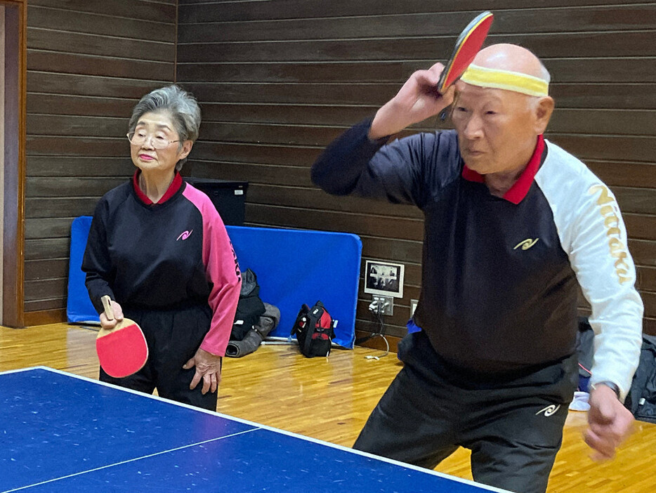 沼尾憲彌さん（右）と啓子さん＝栃木県日光市で２０２４年１２月１０日午後３時２２分、池田一生撮影