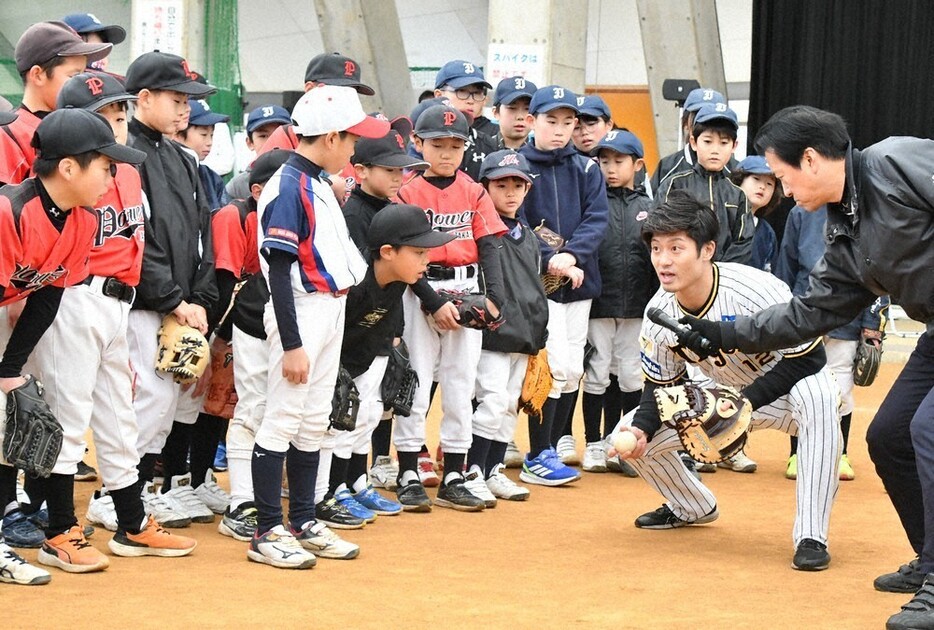 阪神の坂本誠志郎選手(手前右から２人目)の動きに見入る小学生たち＝兵庫県養父市で２０２５年１月４日午後２時１１分、浜本年弘撮影