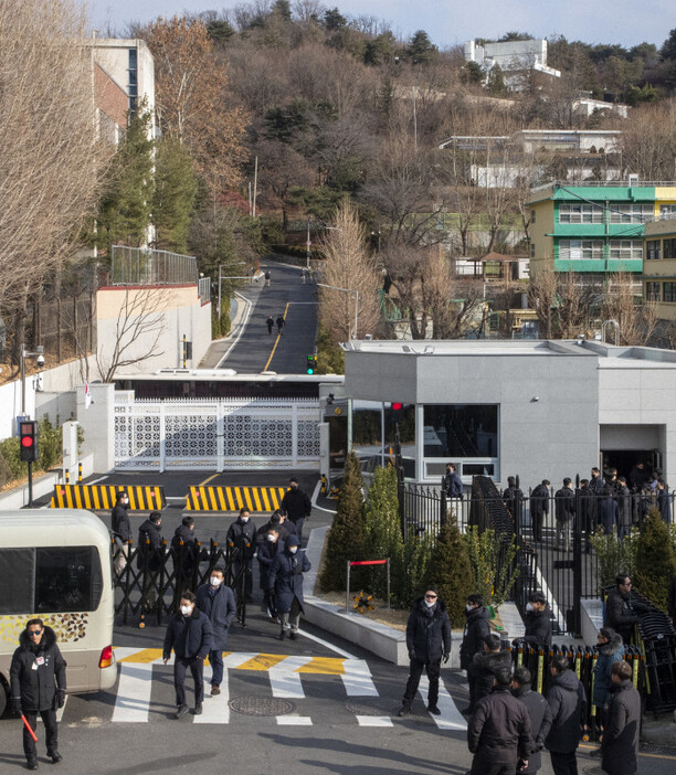 韓国大統領公邸の正門。大勢の警官らが警備している＝2025年1月3日（朝鮮日報提供）