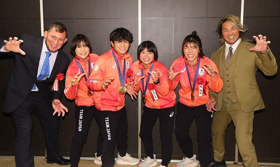 左からボルチン・オレッグ、藤波朱理、清岡幸大郎、桜井つぐみ、鏡優翔、棚橋弘至