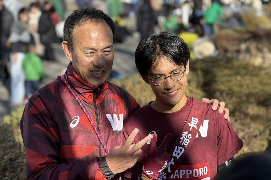 早大・花田勝彦監督（左）と〝山の名探偵〟工藤慎作