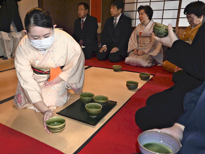 新年の幸せを願った初釜＝会津若松市