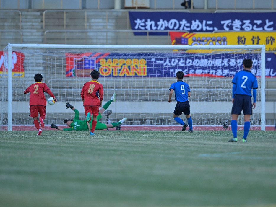 何度もビッグセーブを披露した札幌大谷高GK高路地琉葦(Koki NAGAHAMA/GEKISAKA)