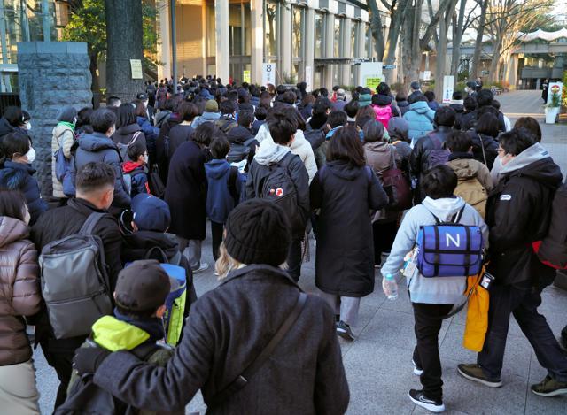 私立中学の入試に臨む受験生たち=2024年2月1日午前7時23分、東京都練馬区、柴田悠貴撮影