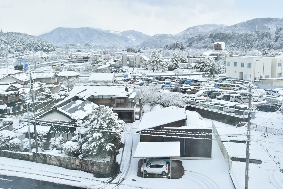 雪化粧した広島県北広島町の中心部（9日午後）