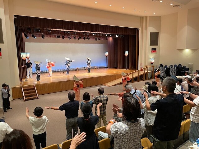 八尾曳山展示館で実施の特別ステージでは、踊りの振り付け指導も行われる