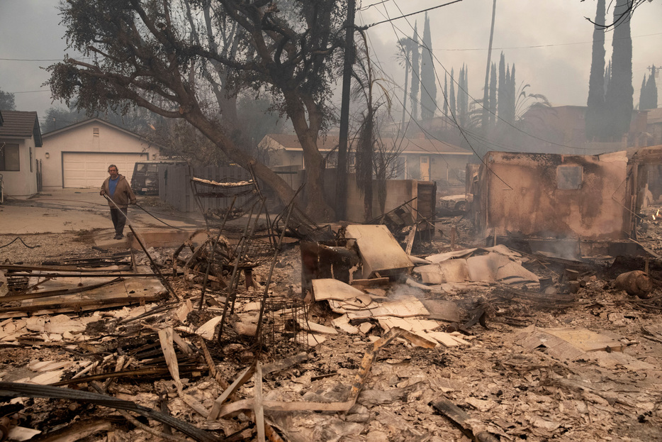 　１月９日、米ＪＰモルガンは、カリフォルニア州ロサンゼルス近郊の山火事による保険損失額が２００億ドルを超える可能性があるとの見方を示し、当初の試算から２倍に引き上げた。写真はパサデナで８日撮影（２０２５年　ロイター/Zaydee Sanchez）