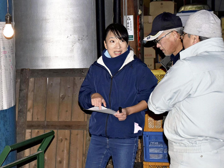 従業員たちと仕込みの打ち合わせをする長崎さん（左）＝4日、磐梯町・磐梯酒造