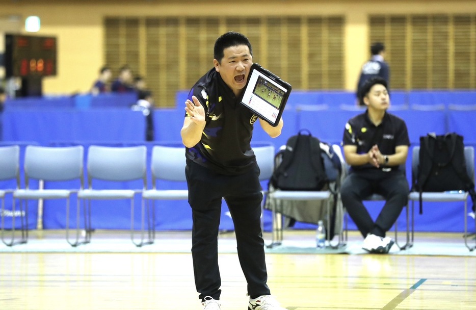 選手を鼓舞する梅川大介監督