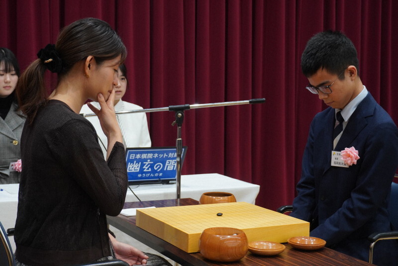 お楽しみ対局に臨む福岡航太朗竜星（右）と藤沢里菜女流本因坊＝東京都千代田区の日本棋院で2025年1月5日、武内亮撮影