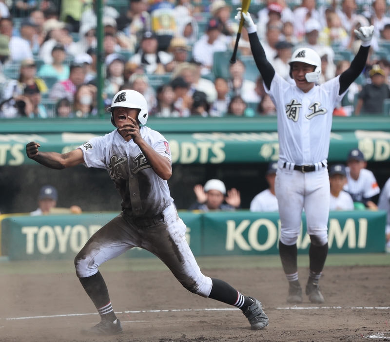 甲子園で得点を挙げて喜ぶ有田工ナイン