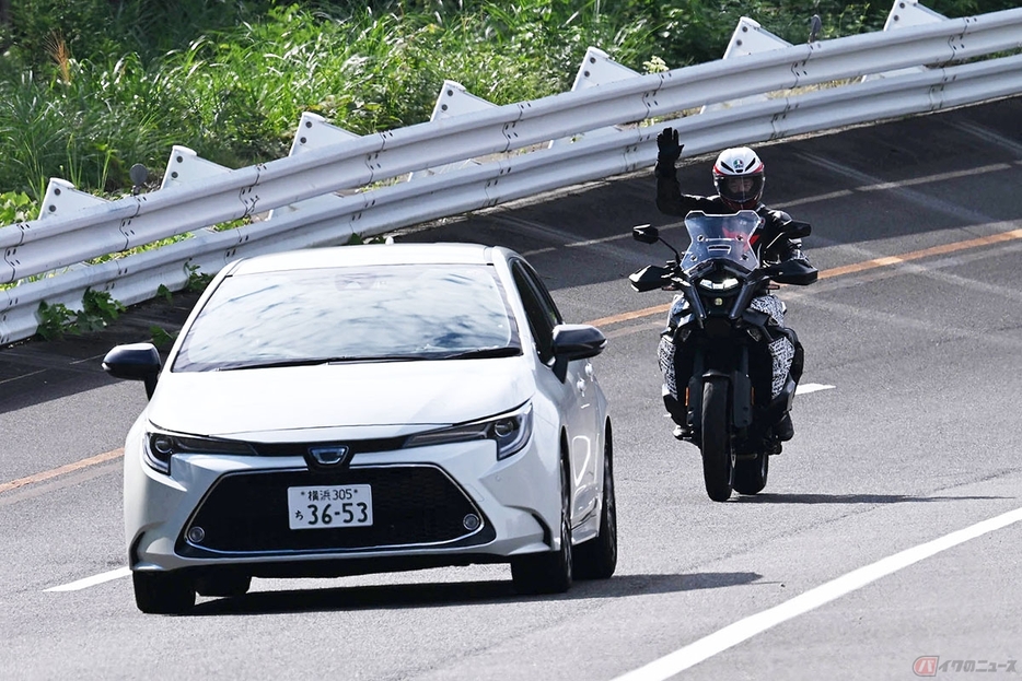 BOSCHのライダーアシスタンスシステム「ACC S&G（アダプティブ クルーズ ストップ＆ゴー）」。写真からも分かる通り、ライダーはスロットル、ブレーキの操作をすることなく前車を追従します