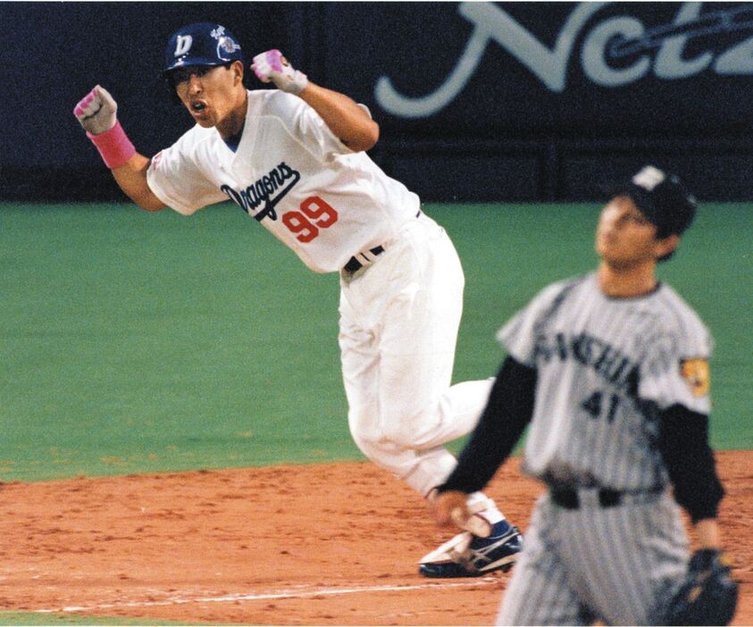 １９９９年４月、ピンクのリストバンドを装着した井上が安打を放ちガッツポーズ