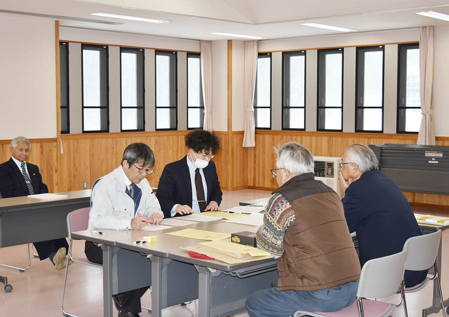 村役場で行われた事前審査