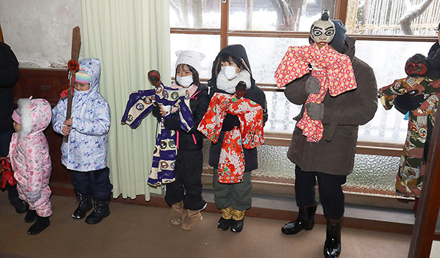 デグ様と呼ばれる人形を抱えて集落を練り歩く地域住民＝庄内町清川