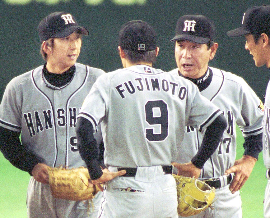 藤川球児投手（左端）と星野仙一監督（左から３人目）（２００３年４月１１日撮影）